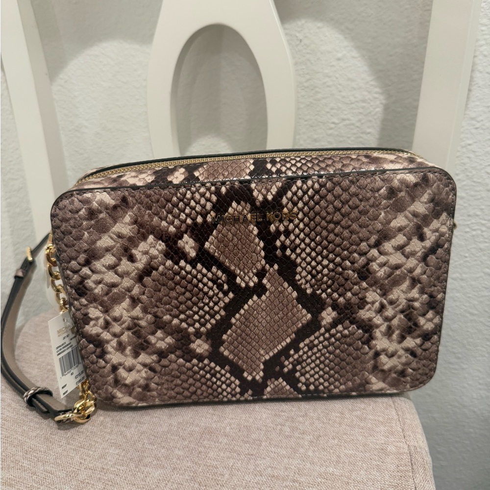 MCHAEL KORS
JET SET
32FOGJGC7E
NATURAL
LG EW CROSSBODY EMBOSSED LEATHER